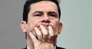 Sergio Moro com a mão no rosto