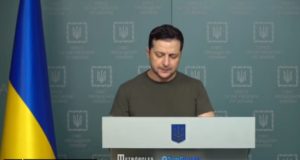 Zelensky acusa a Rússia de "genocídio" e de atacar "jardim de infância"