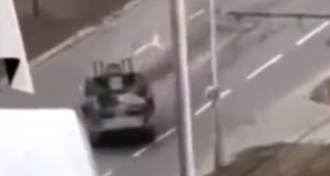 VÍDEO: "Tanque russo" que atropelou carro em Kiev era, na verdade, ucraniano. Imagem do tanque passando por cima de carro.