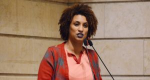 Marielle Franco falando ao microfone