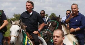 Bolsonaro anda a cavalo