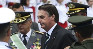 Jair Bolsonaro com militares do Exército