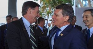 Bolsonaro e general Silva e Luna, abraçados