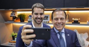 Eduardo Leite (esquerda) e João Doria (direita) polarizaram a disputa, que também teve Arthur Virgílio como candidato