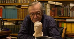 Olavo de Carvalho e seu pequeno busto