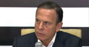 João Doria falando no microfone.