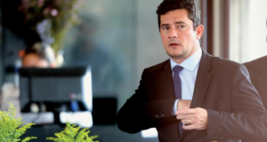 Abandonou o MBL? Moro contrata agência para cuidar das redes sociais. foto de Moro usando terno preto, gravata azul e olhar desconcertado.