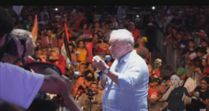 VÍDEO: "Não esperem que eu esqueça a put*ria que fizeram comigo", diz Lula. O ex-presidente aparece com camisa branca, e fala ao microfone durante o evento.