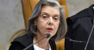 Cármen Lúcia abre processo de investigação contra Milton Ribeiro. foto da ministra com cabelo grisalho, pele branca, batom vermelho e expressão séria.