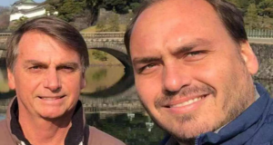 Moraes quer detalhes do passeio de Carlos Bolsonaro na Rússia. Verador e o presidente posam para foto em viagem.