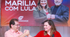 Marilia Arraes anuncia integrante da equipe para concorrer ao governo do Pernambuco. Foto da deputada sorrindo ao lado de Paulinho da Força, do Solidariedade.