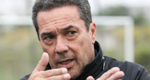 Vanderlei Luxemburgo se filia ao PSB e quer disputar o Senado. Foto do ex-técnico falando com alguém. Ele tem uma expressão séria.