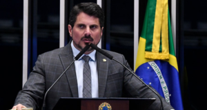 Observatório Covid-19 diz que relaxamento nas medidas de proteção é prematuro. Foto do senador Marcos do Val usando terno azul e falando no plenário do Senado.