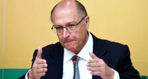 Alckmin nega caixa 2 e acusa imprensa de "acusações injustas". Foto de Alkmin com expressão de preocupação no rosto, ele usa terno preto.