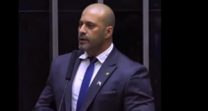 Daniel Silveira afronta Moraes e diz que não usará tornozeleira. Foto do deputado no plenário da Câmara.