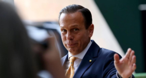 doDoria diz que ameaça de desistir foi “estratégia’ e que Eduardo Leite quer dar ‘golpe’ nele. foto de Doria fazendo expressão jocosa.