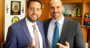 Assembleia Legislativa do RS abre processo de cassação contra deputado bolsonarista. foto do dpeutado Irigaray (à esquerda) com Carlos Bolsonaro (à direita) fazendo o sinal da "arminha".