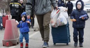 Invasão russa à Ucrânia já deixa mais de 800 mil refugiados. Foto de refugiados ucranianos./ Foto: Reprodução.