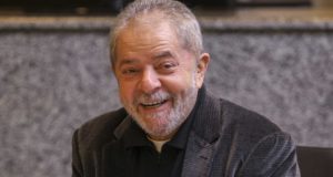 Foto de Lula sorrindo.