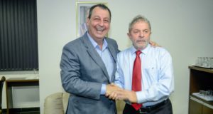 Omar Aziz e Lula se cumprimentando