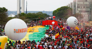 Manifestantes durante protesto na Esplanada dos Ministérios contra o governo de Jair Bolsonaro. Sérgio Lima/Poder360 - 02.out.2021.