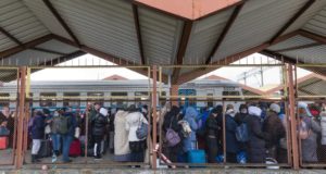 Estação de trem na Polônia registra alto fluxo de refugiados vindos da Ucrânia