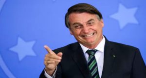 Bolsonaro rindo