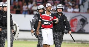 Torcedor invade estádio e ensina goleiro a defender