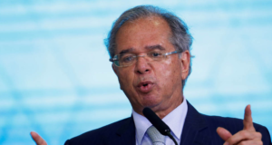 Foto de Paulo Guedes falando ao microfone.