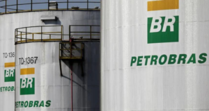 Governo Bolsonaro indica novo nome para ser presidente da Petrobras. Foto de um tanque de armazenamento de combustível com o nome Petrobras.