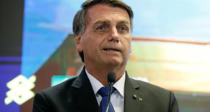 Foto de bolsonaro ao microfone