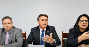 Em ato falho, Bolsonaro diz que não tinha “motivo para matar Marielle Franco”. Foto de Bolsonaro durante a live semanal no YouTube