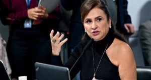 Foto da senadora Kátia Abreu com vestido preto e gesticulado com a mão direita.