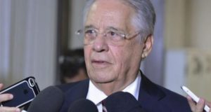 Foto do ex-presidente FHC em conversa com a imprensa.