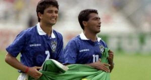 foto de bebeto e romario com a bandeira do brasil