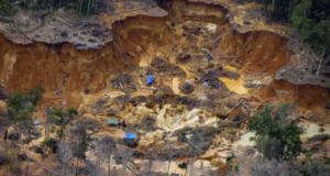 Foto de uma região destruída pelo garimpo.