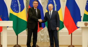 Foto de Jair Bolsonaro em um aperto de mãos com o presidente da Rússia, Vladimir Putin.