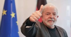 O ex-presidente Lula (PT) dando um joinha para a foto.