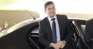 Sergio Moro saindo de carro