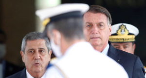 Foto de Bolsonaro ao lado de Braga Netto. Os dois estão sérios , um ao lado do outro.