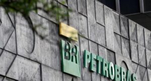 Foto da Petrobras com o letreiro da empresa escrito nas cores verde e amarelo