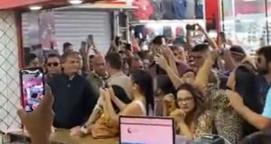 Bolsonaro aparece cercado de apoiadores e opositores que gritavam "Fora, Bolsonaro".