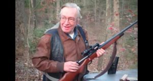 Olavo de Carvalho e seu rifle