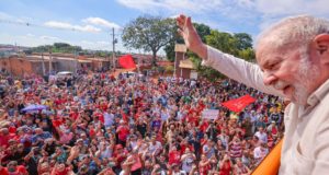 Lula diz que Bolsonaro "só atende os filhos dele e milicianos"