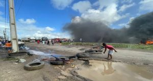 Moradores de Umbaúba protestam contra morte de homem asfixiado