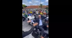 Allan dos Santos aparece em live de motociata de Bolsonaro