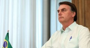 Jair Bolsonaro de perfil com expressão séria