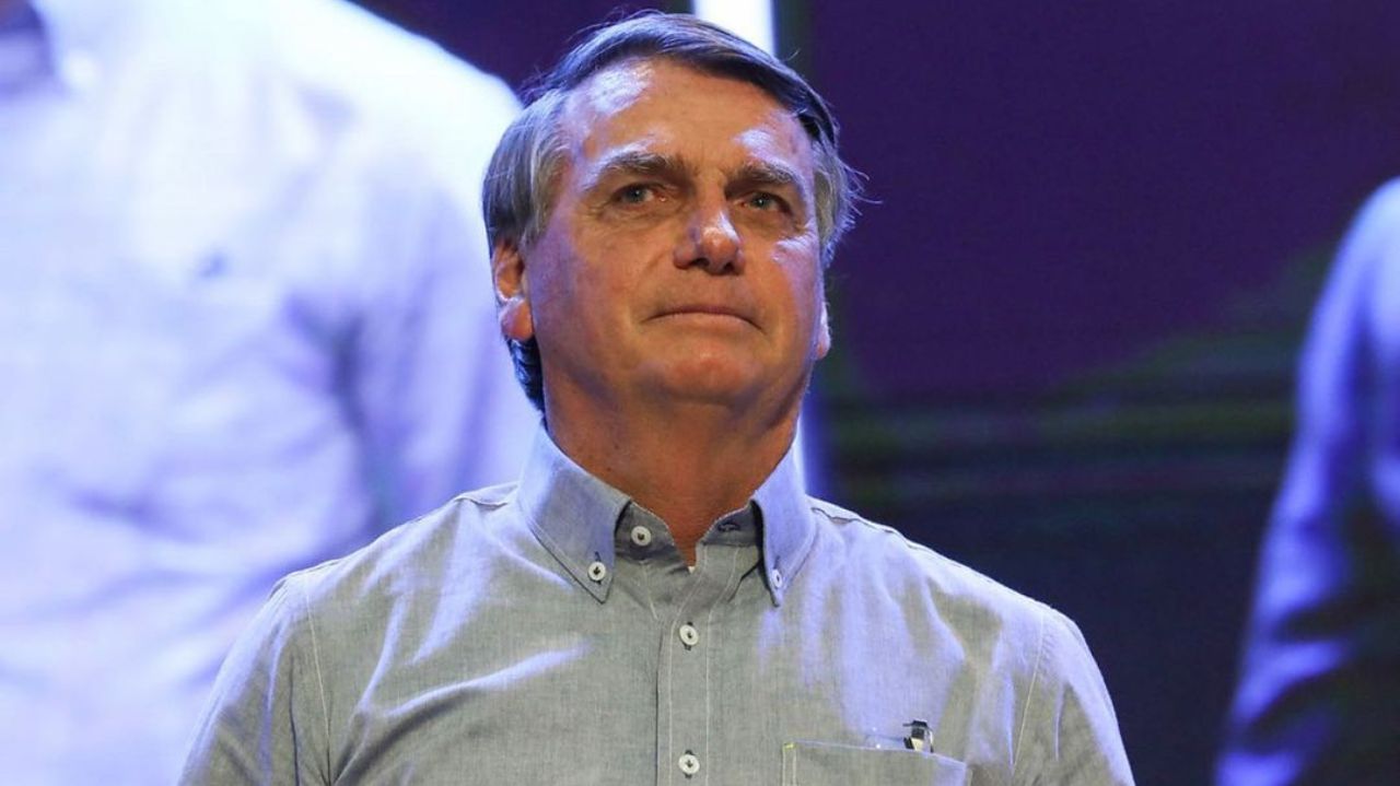 Jair Bolsonaro com camisa social azul e expressão preocupada