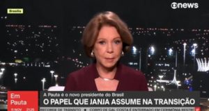 Eliane Cantanhêde de roupa roxa falando para a câmera com tarjas da GloboNews