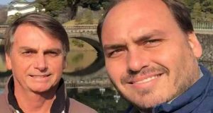 Jair e Carlos Bolsonaro sorrindo em selfie